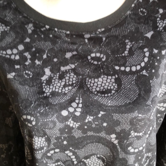 Beautiful velvet feel top with detailed sleeves - Picture 2 of 8